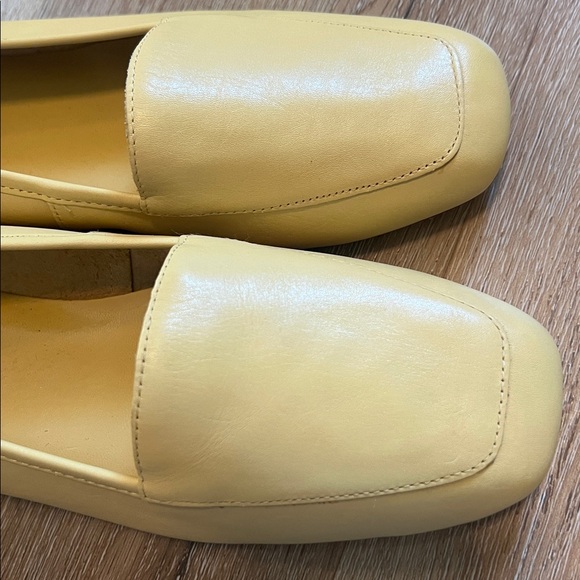 ENZO ANGIOLINI Women's Yellow  Leather Flat Shoe- 9 - Picture 6 of 6